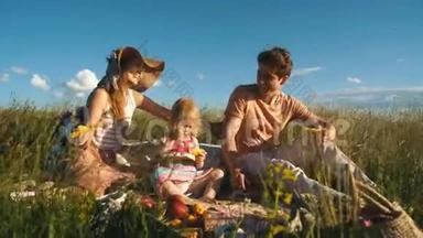 一家人在野餐时吃菠萝